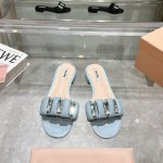 元 Miumiu谬谬2025春夏新款镶钻一字拖鞋 可甜可盐的喵喵女孩 简约设计的鞋面给这款凉拖增添不少少女心。 原版 1：1开发，各大明星 网红的热爱款 ，亲肤