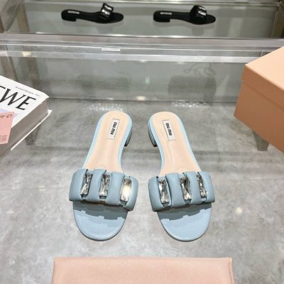 元 Miumiu谬谬2025春夏新款镶钻一字拖鞋 可甜可盐的喵喵女孩 简约设计的鞋面给这款凉拖增添不少少女心。 原版 1：1开发，各大明星 网红的热爱款 ，亲肤