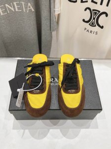高版本出厂 半托 Prada*普拉达P家25ssfw～new新款绑带休闲鞋，低调奢华懒人鞋，富人的不二选择！软胶底素有踩云感之称～舒适度百分百细腻反绒皮鞋面，鞋