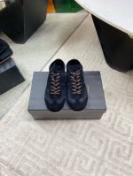 出厂 Dries Van Noten Dvn 马拉松复古德训鞋Dries Van Noten 春夏系列，设计师通过改造、扭曲和颠覆经典元素，打造出实用而富有设计