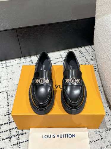 顶级版本Louis vuitton 路易威登 25情侣款厚底乐福鞋Lv这款宽厚的鞋底，增高效果真的很不错，经典复古单品，搭配牛仔裤穿超酷 时髦个性一年四季都可穿