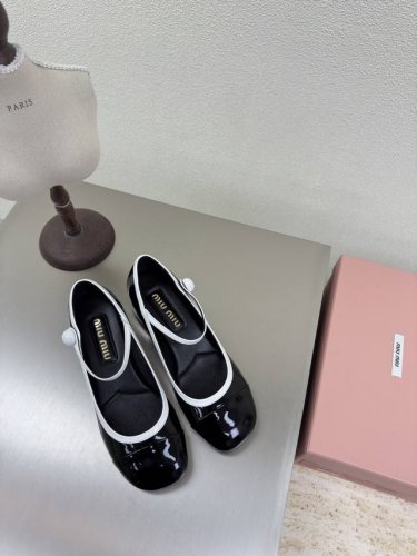 miu'miu 中跟玛丽珍 小牛漆皮单鞋 小牛漆皮 跟镶嵌 五金Logo 对版 黑色中跟设计 系列 Miu'miu 经典舒适 制作 原版一致 意大利真皮 大底
