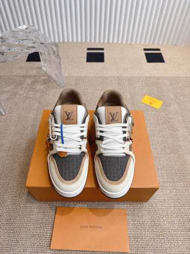 配饰30 louis Vuiton 路易威登 新款 Lv Trainer系列板鞋篮球鞋 Lv Trainer运动鞋是由设计师Virgil Abloh由复古篮球鞋
