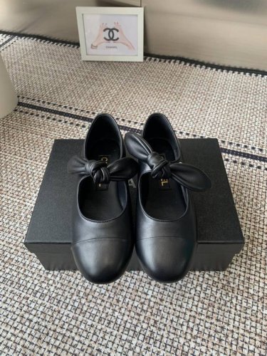 chanel新款早春米兰走秀玛丽珍鞋 高版本出货 各大社交平台热门晒图 质感上脚是非常柔软舒服的 原版进口毛尼布鞋面 混种羊皮垫脚 意大利真皮大底 Size：3