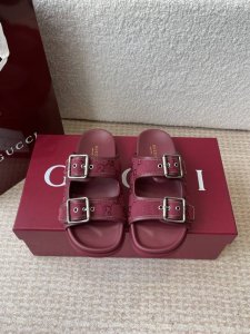 gucci 25Ss 春夏系列Gg菱形 沙滩平底拖鞋 由经典真皮电绣菱形条纹＋配双G金属扣作为品牌的标志性象征制作而成打造令人惊艳的作品焕新演绎！ 面料：原版定