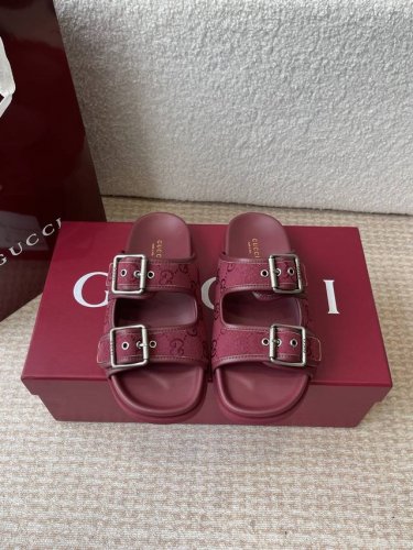 gucci 25Ss 春夏系列Gg菱形 沙滩平底拖鞋 由经典真皮电绣菱形条纹＋配双G金属扣作为品牌的标志性象征制作而成打造令人惊艳的作品焕新演绎！ 面料：原版定