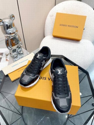 原单品质 品牌 Lv 路易威登 鞋面 由 Epi 牛皮革和Monogram 压纹粒面牛皮拼接 楔形外底延续标志性设计 侧面品牌字母和标识分饰鞋舌和鞋后 内里 牛