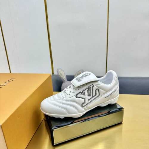 出厂价pp 2025年新款Lv情侣同款球鞋，穿上就是时髦精 这款 Footprint Soccer 运动鞋于2025春夏系列时装展中亮相，是pharrell W