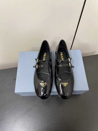 双带漆皮 PRADA 25ss 普拉达秋冬新品 实力来袭 玛丽珍单鞋 芭蕾舞鞋超级爆系列爆品，各大网红明星乔欣，程潇，同款圆头三角扣 玛丽珍单鞋 ！时髦百搭ni