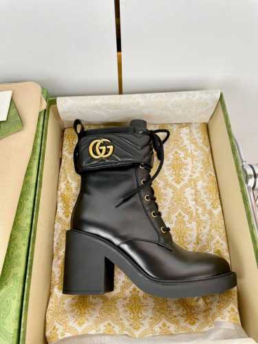 出 Gucci 23秋冬新款高跟短靴经典双G金属造型配件 该配件灵感源自70年代Gucci典藏腰带扣设计，经现代美学演绎后成为品牌的象征之一 鞋面：头层粒面牛皮