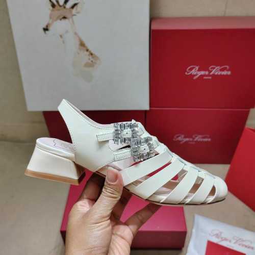 专柜新款玛丽珍单鞋钻扣系列奢华上新鞋面：原版定制漆皮面配原版开模定制钻扣饰扣 内里：特定柔软羊皮里大底：原版开模定制意大利真皮大底，跟高：3.5CM 鞋码: 3