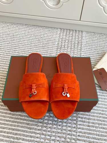 平底 粗跟 代购级 Loro piana Summer Charms Ser LP女士凉鞋拖鞋产品详情：这款绒面羊皮革凉鞋搭配饰有Loro Piana My C