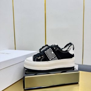 高版本.原版购入开发 重工型H Or 这款Dior Vibe迪奥厚底鞋融入 Dior 的经典元素风格低帮休闲厚底潮鞋板鞋单品 精心制作. 侧面饰以同色调 Cd