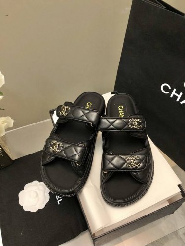 p直销P Chanel 24P 凉鞋新品 小香魔术贴拖鞋24春夏新品 经典款的改造，太好看了吧！ 菱格松糕底沙滩凉鞋 拖鞋 优雅高贵 舒适百搭 鞋面：小羊皮 垫