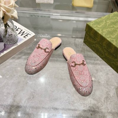 1803-1 粉G钻 35-41 作为Gucci设计传承的杰出代表，Jordaan系列饰马衔扣乐福鞋生动彰显经典优雅格调。这款鞋履采用品牌标志性字母图案帆布，成