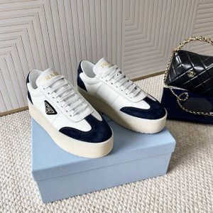 Prada普拉达25年新春新款 P家厚底松糕休闲小白鞋 麂皮拼色减龄学院风跟高:6cm可定做34.40.41
