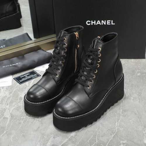CHANEL 香奈儿 24ss 小香秋冬走秀靴 超级好看，又轻，又增高。谁穿谁超模，少女们的心头爱真的是帅气时尚的代表 靴筒五金字母点缀 低调不失奢华！简约时尚