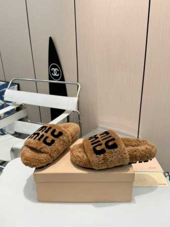 全羊毛！跑量价！ 今日份心动推荐 Miumiu羊毛拖鞋！ 它以奢华的设计与精湛的工艺完美融合，每一处细节都彰显着品牌的魅力与品质。 那柔软的毛毛，仿佛给双足穿上 - 点击图像关闭