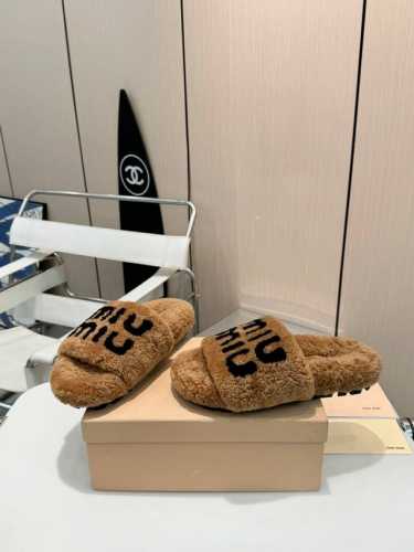 全羊毛！跑量价！ 今日份心动推荐 Miumiu羊毛拖鞋！ 它以奢华的设计与精湛的工艺完美融合，每一处细节都彰显着品牌的魅力与品质。 那柔软的毛毛，仿佛给双足穿上