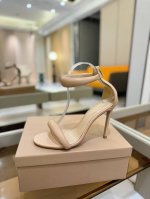 价格P： 吉安维托 罗西 Gianvito Rossi 轻松移动。这款时尚高跟凉鞋 秉承了其传统意大利工艺，专注精巧细节，打造优雅女人味，每一双吉安维托 罗西