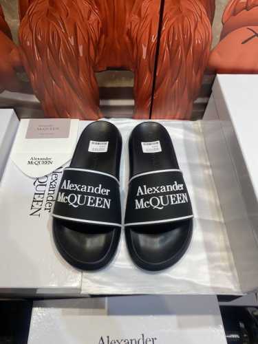 Alexander Mcqueen 。麦昆拖鞋系列 高端品牌 3D制面，升级版大底，更轻便，防滑。市场顶级品质，潮人必备，夏季拖鞋的季节来了，穿起来超级唯美.