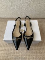 Dior迪奥25Ss春夏新款D-My 五金字母扣尖头高跟鞋平底单鞋小猫跟后空凉鞋 这款My Dior 高跟鞋是二零二五春夏成衣系列新品 彰显精致的优雅气质 采用