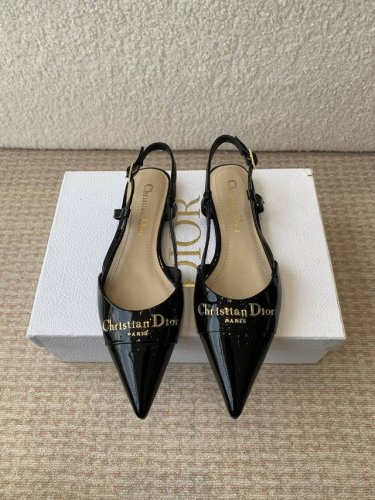 Dior迪奥25Ss春夏新款D-My 五金字母扣尖头高跟鞋平底单鞋小猫跟后空凉鞋 这款My Dior 高跟鞋是二零二五春夏成衣系列新品 彰显精致的优雅气质 采用