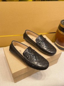 Armani 阿玛尼 世界著名奢侈品牌，豆豆系列男鞋，以经典的设计成为永不落幕的时尚宠儿，经典的休闲造型。采用进口牛皮压花+大面积品牌设计风格独特更呈现出大气上