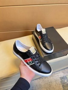 独家首发 古奇 独特现代风运动鞋。休闲乐福原版皮 猪里 拒绝脱色磨脚 鞋底：原厂特供原版底，超酷 系带走路都带风风格设计 超舒服耐磨防滑原版底 。就好像实物拍摄