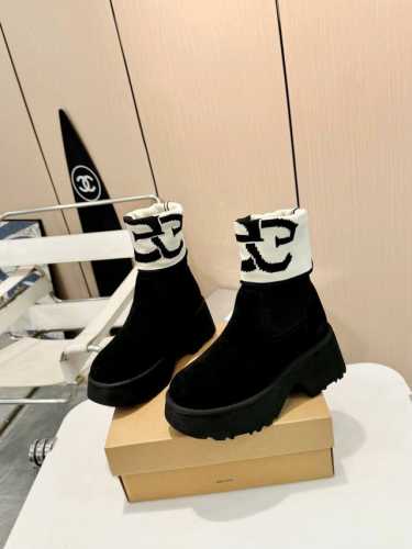 2024 新款 UGG 真毛袜筒靴来啦！ 小马丁独特毛线筒保暖设计，时尚感爆棚。鞋面是上等澳洲头层牛反绒，搭配真羊毛内里，温暖从脚开始。鞋后跟时尚百搭元素，升级
