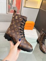 Louis Vuitton路易威登走秀新款 高端定制 1：1刻复 各大明星网红走秀款，面 料：牛皮 老花 内里：羊皮 码数35一41 出厂价