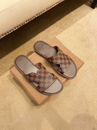 工厂P价 。 Louis V*高端精品 奢品拖鞋，高端品质，休闲阳光宽松舒适型，最高版本高品质精品，经夏季必入哦！码数38-44 - 点击图像关闭