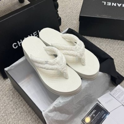 走秀款 Chanel 25K 小香双C早春夹趾人字拖坡跟拖鞋... 早春系列夹趾人字拖将随性度假风与高级成衣质感完美融合 打造慵懒却不失精致的足间美学 柔软毛巾