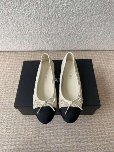 chanel小香 25Ss 春夏鞋头电绣双C Logo点缀，玛丽珍 粗跟单鞋 宛如女神脖子上的项链，上脚包裹性非常好，上脚跟显瘦，真的是超级精致！ 复古的玛丽珍