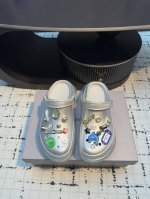 巴黎世家联名款Diy圆头露跟 厚底拖鞋 洞洞鞋 巴黎世家卡骆驰联名穆勒鞋 设计前卫 潮流感拉满 超级时髦 线条感绝了 非常霸气 非常轻便 特别的增高又显腿细 太