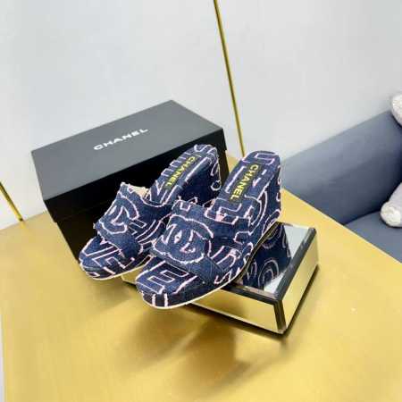 chanel 香奈儿 白色刺绣条纹Logo一字平底拖鞋秋冬新款沙滩拖鞋 让我重新爱了它一次！这季节美鞋太多这款毛拖真的是让我无法自拔真太可爱了～ 面料：欧洲进口 - 点击图像关闭