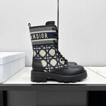 2024ss最高版本 Dior 迪奥秋冬靴复古工装靴 ，鞋面进口小牛皮拼接最新进口科技电绣面萱型百搭瘦脚yyds.造型立体饱满，帅气十足 上脚舒适 ，设计风格非 - 点击图像关闭