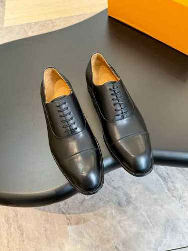 元louis Vuitton Lv 男士经典牛津鞋男士商务正装皮鞋，原版开模，1比1复刻，专为贵族打造 全鞋采用进口意大利牛皮材料，精挑细选，毛孔细腻，富有光泽