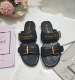 出厂价皮底 ，橡胶 Sun 凉鞋春季季成衣系列的新款单品，来自 Dioriviera 限定系列，兼具高订风格和休闲气质。不对称白色牛皮革鞋面搭配可调节的扣带，突