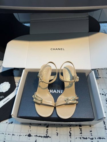 chane* 小香25C夏季新品珍珠双C扣高跟凉鞋 香家的这款系列真的太美了 真的把女人的优雅知性气质表现的淋漓尽致 脚感舒适 上脚超级仙美又百搭 配一条小裙子