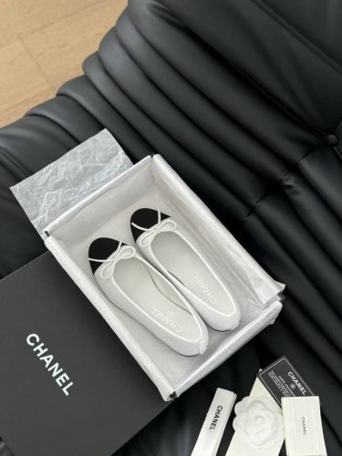 Chanel 新色芭蕾舞鞋 原版1:1复刻 经典中的经典 无论搭配裤装还是裙装都是完美 小圆头的设计很好的修饰脚型 ，小仙女们必备！ 跟高：2.5Cm 码数 ：