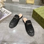 1803-1 黑G钻 35-41 作为Gucci设计传承的杰出代表，Jordaan系列饰马衔扣乐福鞋生动彰显经典优雅格调。这款鞋履采用品牌标志性字母图案帆布，成
