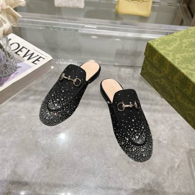 1803-1 黑G钻 35-41 作为Gucci设计传承的杰出代表，Jordaan系列饰马衔扣乐福鞋生动彰显经典优雅格调。这款鞋履采用品牌标志性字母图案帆布，成