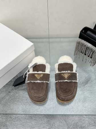 工厂价： 最新系列！Prada 普拉达2024秋冬季新款毛拖鞋 三角扣面包包头半拖鞋 最新走秀系列 经典升级 舒适度与时髦度并存 每个颜色搭配都好看，设计搭配不 - 点击图像关闭