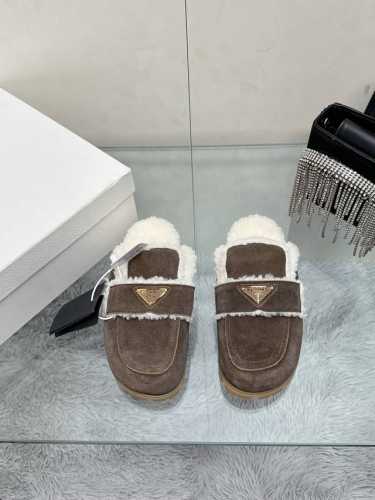 工厂价： 最新系列！Prada 普拉达2024秋冬季新款毛拖鞋 三角扣面包包头半拖鞋 最新走秀系列 经典升级 舒适度与时髦度并存 每个颜色搭配都好看，设计搭配不