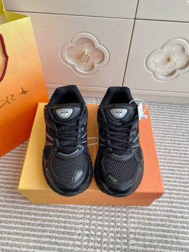 dior X Kaws 联名款B35胶囊情侣款 系列 镂空 网面 运动鞋 这款名为B35 Nxt 的新款运动鞋 采用了 3D打印技术制成镂空式鞋底 鞋身部分则是