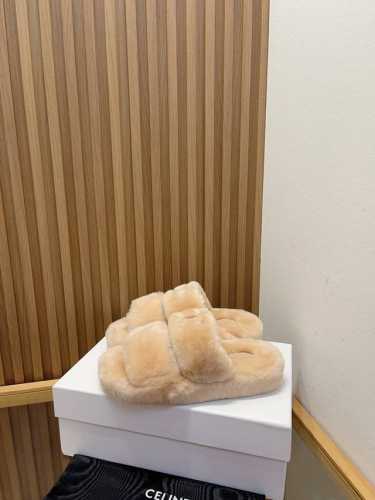 CELINE 塞琳 2024 秋冬新品凯旋门羊毛拖鞋 这一季的赛琳又让我重新爱了它一次！ 这季节美鞋太多这款毛拖 真的是让我无法自拔真太可爱了～ 毛茸茸的羊毛是