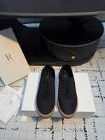 the Row 2025春夏新款小白鞋 简约即高级 纯色质感纯粹 搭配流畅线条勾勒随性轮廓 橡胶鞋底沉稳托衬 复古韵味与现代时髦完美融合 低调中彰显独到品味 上