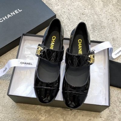 Chanel｜小香经典菱格玛丽珍漆皮玛丽珍 对它一见钟情 不夸张哦～ 这大概就是小香的魅力 总是很懂女生 虽然看上去很冷但配上黑丝袜特有感觉 专柜还没上我就已经
