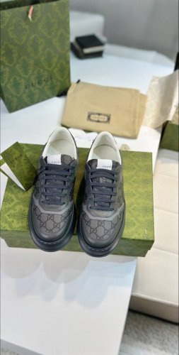 顶级版本2025最新款 古驰G家 最新爆款运动鞋 原版购入开发 做货 套宣油边工艺 浪漫诠释此系列的美学理念。选用米白色皮革，复古灵感巧妙融于运动鞋设计，焕新演